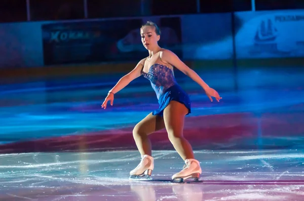 Menina figura patinador — Fotografia de Stock