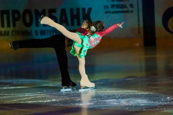 Par crianças patinagem — Fotografia de Stock