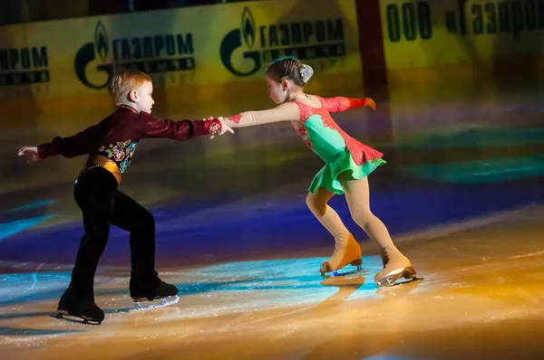 Par crianças patinagem — Fotografia de Stock