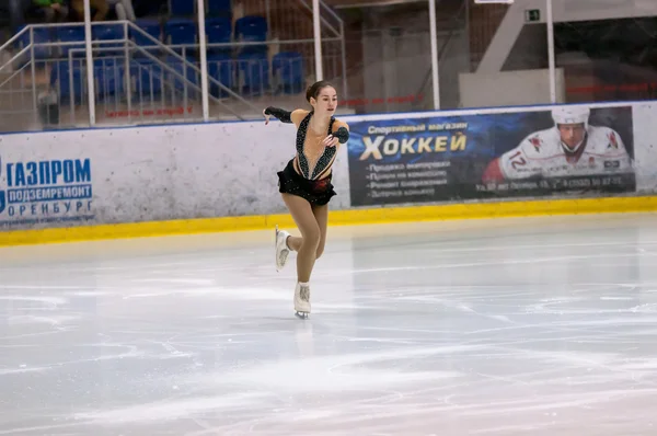 Meisje kunstschaatsster in het enkelspel schaatsen — Stockfoto
