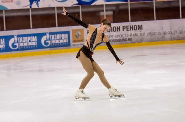 Fille patineuse artistique en patinage simple — Photo