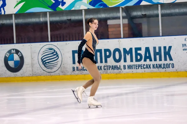 Menina figura patinador em solteiros patinação — Fotografia de Stock