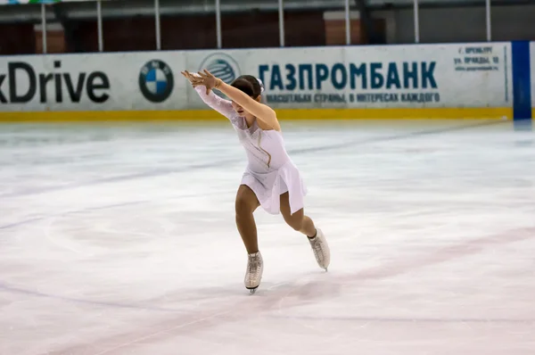Girl figure skater in singles skating. — Stock Photo, Image