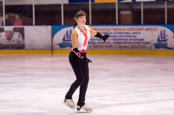 Girl figure skater in singles skating. — Stock Photo, Image