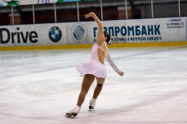 Menina figura patinador em solteiros patinação . — Fotografia de Stock