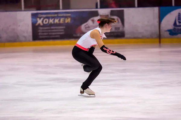 Girl figure skater in singles skating. — Stock Photo, Image