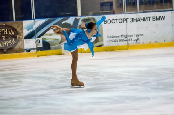 在单打滑冰的女孩花样滑冰运动员. — 图库照片