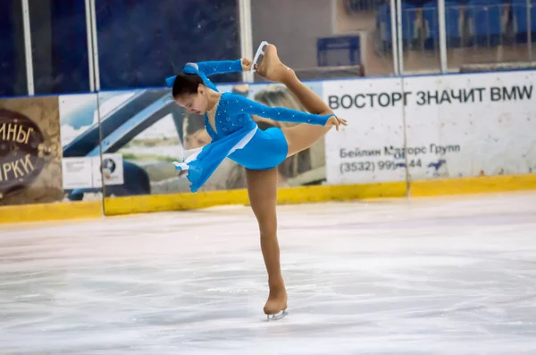 Menina figura patinador em solteiros patinação . — Fotografia de Stock