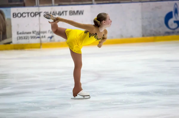 Menina figura patinador em solteiros patinação . — Fotografia de Stock