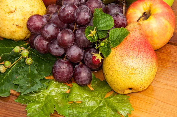 Birne und Trauben — Stockfoto