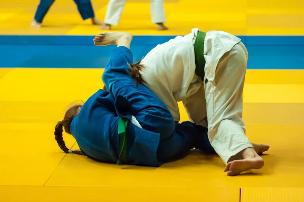 Mädchen messen sich im Judo — Stockfoto