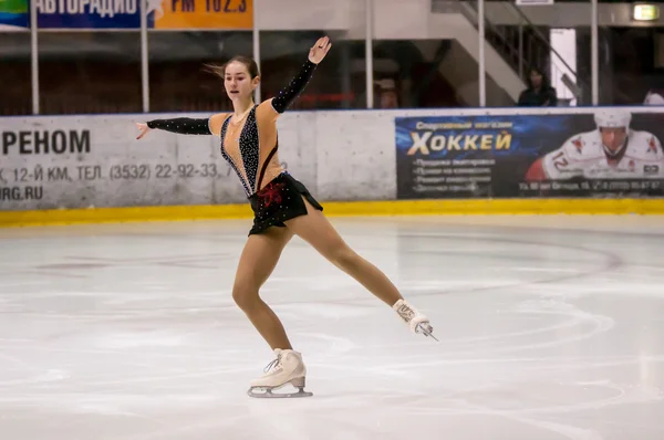 Meisje kunstschaatsster in het enkelspel schaatsen, — Stockfoto