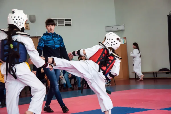 Las niñas luchan en taekwondo —  Fotos de Stock