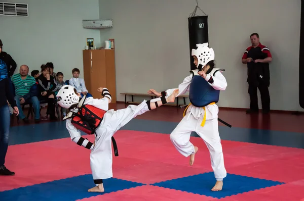 Girls fight in taekwondo — Stock Photo, Image