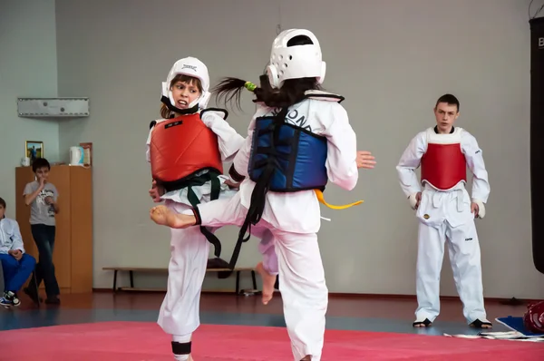 Mädchen kämpfen im Taekwondo — Stockfoto