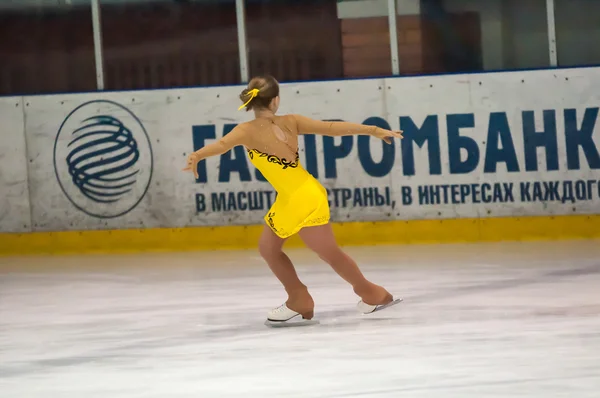 Menina figura patinador em solteiros patinação — Fotografia de Stock