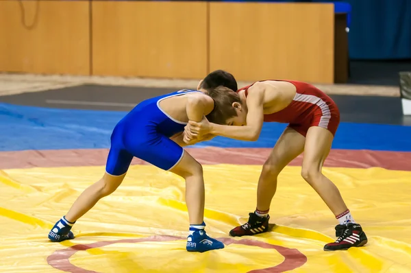 The boys compete in Greco-Roman wrestling, Orenburg, Russia — Stock Photo, Image