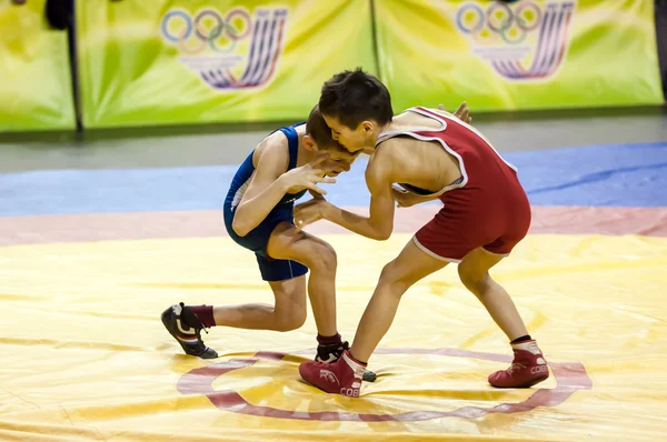 The boys compete in Greco-Roman wrestling, Orenburg, Russia — Stock Photo, Image