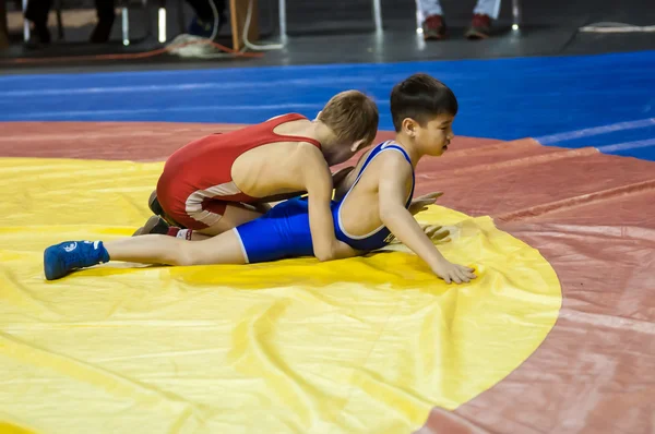 Chłopcy konkurować w Vuosalmi, Orenburg, Federacja Rosyjska — Zdjęcie stockowe