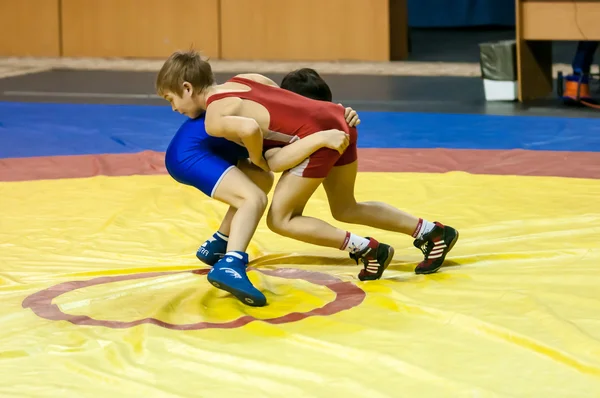 The boys compete in Greco-Roman wrestling, Orenburg, Russia — Stock Photo, Image