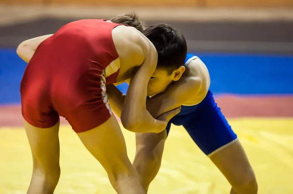Os meninos competem no wrestling greco-romano, Orenburg, Rússia — Fotografia de Stock
