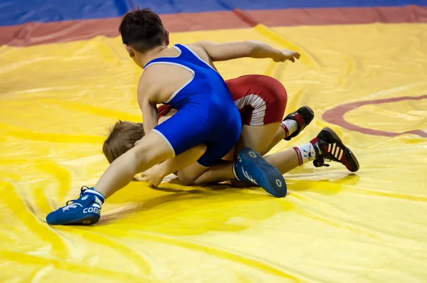 De jongens concurreren in het Grieks-Romeins worstelen, Orenburg, Rusland — Stockfoto