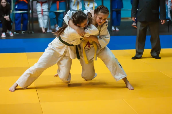 女の子、オレンブルク、ロシアの間で柔道大会 — ストック写真