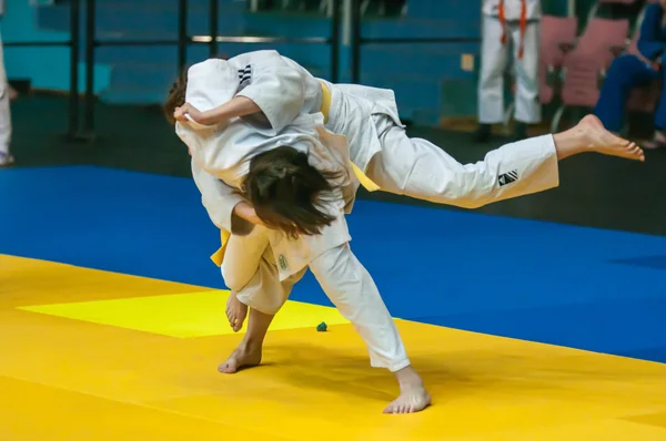 Judo tävlingar bland flickor, Orenburg, Ryssland — Stockfoto