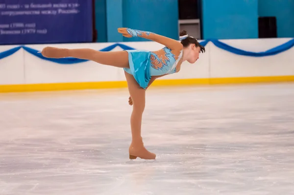 Дівчина фігурист в одиночному розряді катання на ковзанах, Оренбург, Росія — стокове фото