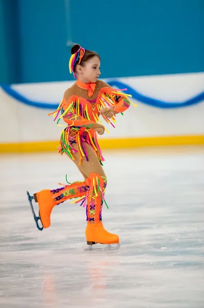 Menina patinadora figura em solteiros patinação, Orenburg, Rússia — Fotografia de Stock