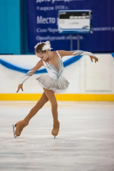 Dziewczyna łyżwiarz figurowy w singlu na łyżwach, Orenburg, Federacja Rosyjska — Zdjęcie stockowe