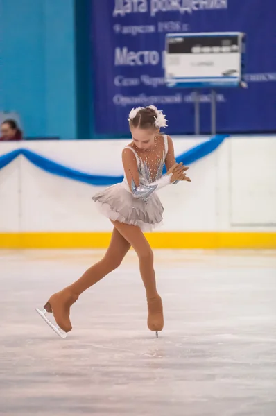 Дівчина фігурист в одиночному розряді катання на ковзанах, Оренбург, Росія — стокове фото