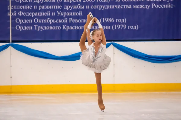 Meisje kunstschaatsster in het enkelspel schaatsen, Orenburg, Rusland — Stockfoto