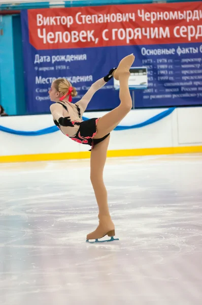 Kız buz patenci, Orenburg, Rusya Federasyonu — Stok fotoğraf