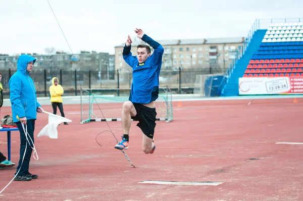 Män tävla i längdhopp, Orenburg, Ryssland — Stockfoto