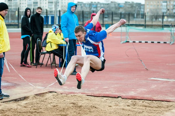 Homens competem em salto em distância, Orenburg, Rússia — Fotografia de Stock