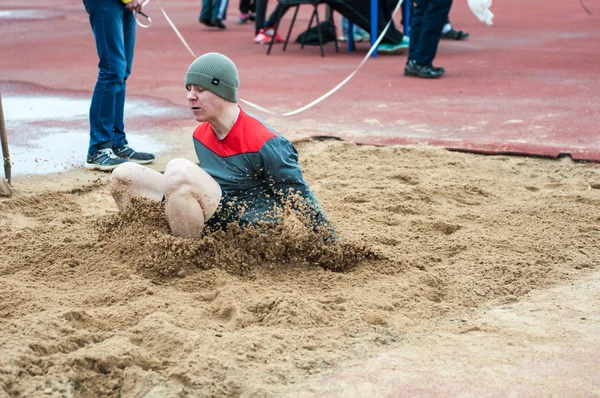 Gli uomini competono nel salto in lungo, Orenburg, Russia — Foto Stock