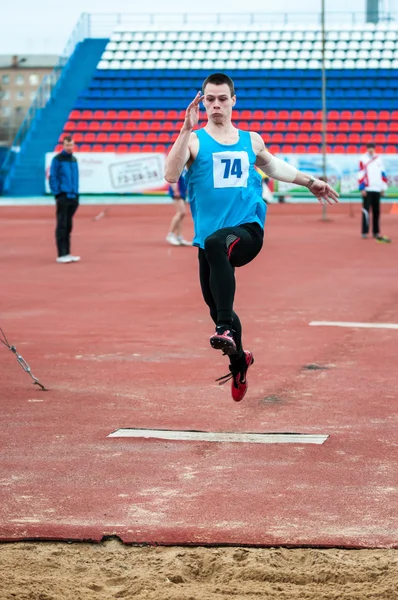 Erkekler uzun atlama, Orenburg, Rusya Federasyonu rekabet — Stok fotoğraf