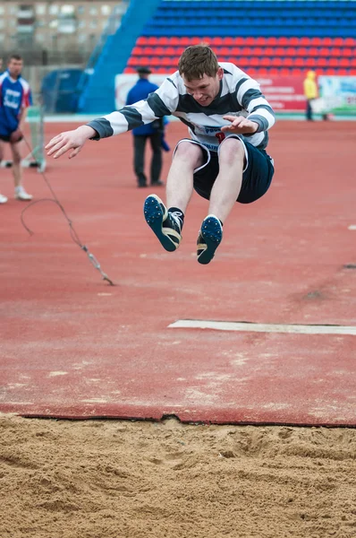 Mannen concurreren in verspringen, Orenburg, Rusland — Stockfoto