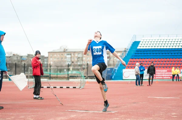 Homens competem em salto em distância, Orenburg, Rússia — Fotografia de Stock