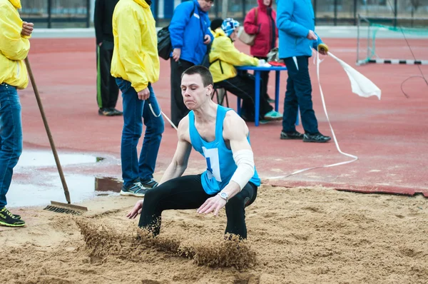 Gli uomini competono nel salto in lungo, Orenburg, Russia — Foto Stock