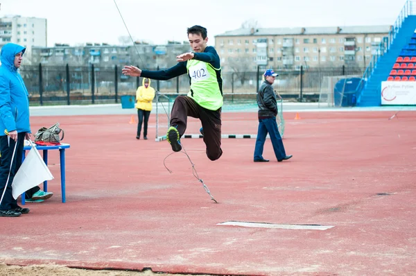 Homens competem em salto em distância, Orenburg, Rússia — Fotografia de Stock