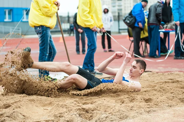 Mannen concurreren in verspringen, Orenburg, Rusland — Stockfoto