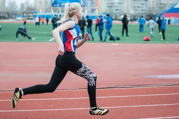 Dziewczyny konkurować w biegu, Orenburg, Federacja Rosyjska — Zdjęcie stockowe