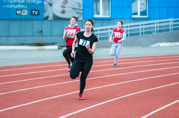 Tjejer tävlar i körningen, Orenburg, Ryssland — Stockfoto