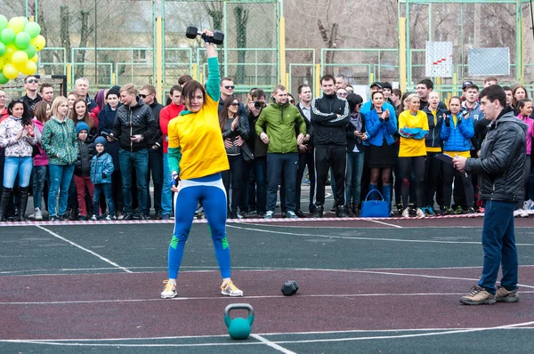 Le ragazze competono nel fitness Crossfit, Orenburg, Russia — Foto Stock