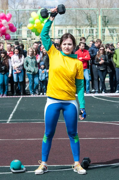 Tjejerna tävla i fitness Crossfit, Orenburg, Ryssland — Stockfoto