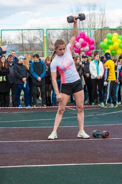 Meisjes concurreren in fitness Crossfit, Orenburg, Rusland — Stockfoto