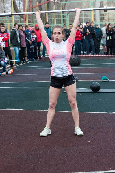 Tjejerna tävla i fitness Crossfit, Orenburg, Ryssland — Stockfoto