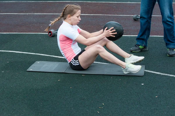 Tjejerna tävla i fitness Crossfit, Orenburg, Ryssland — Stockfoto